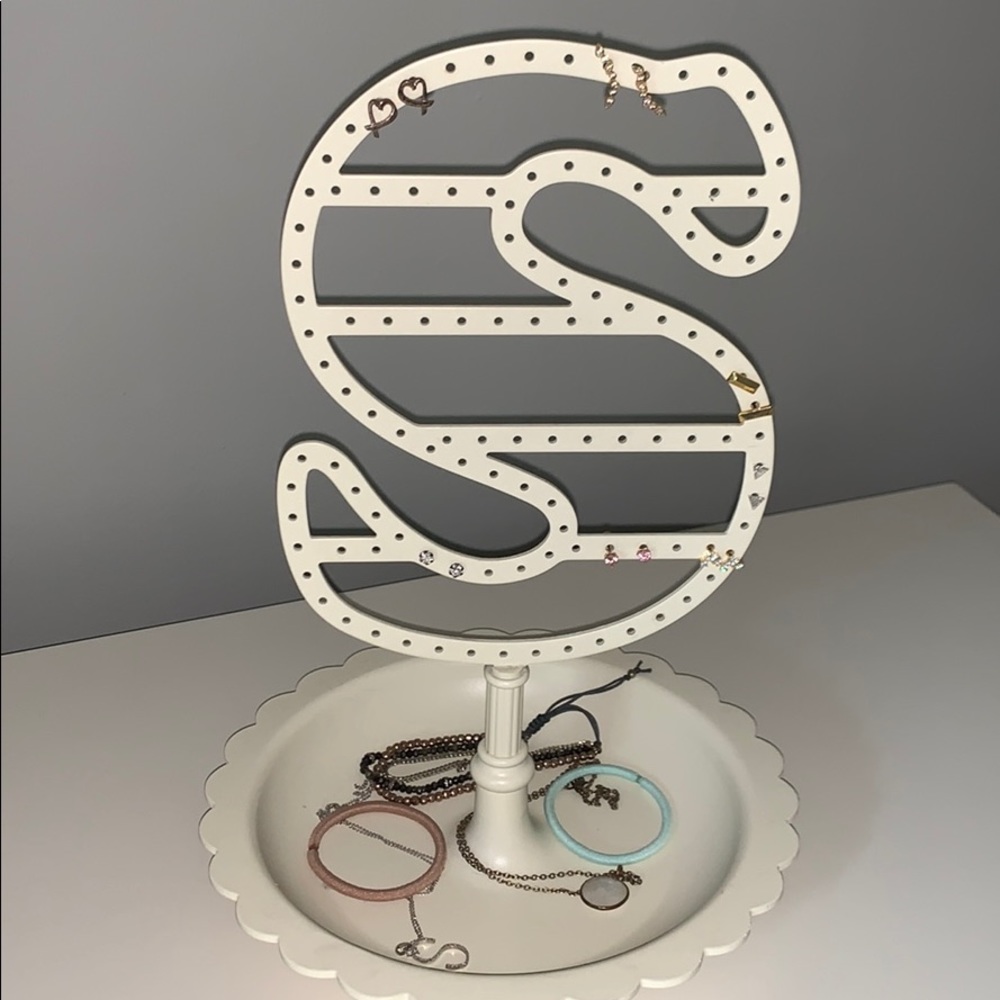 ‘s’ jewelry holder